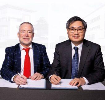 Paddy Bolger (left) with Professor Albert Leung signing contracts.